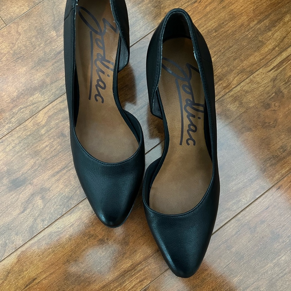 Zodiac Women's Black Pumps